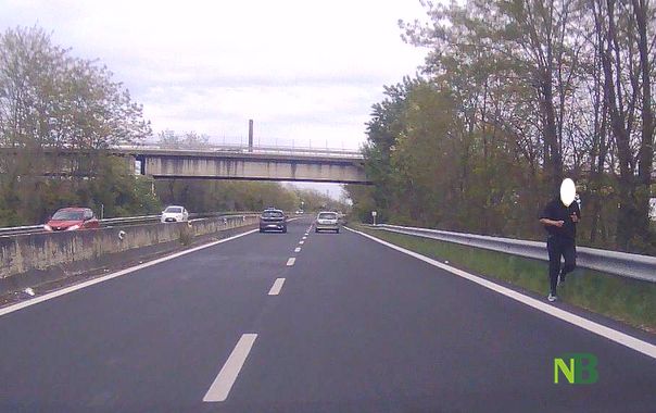 Corre in superstrada, a questo runner "puzza" la vita