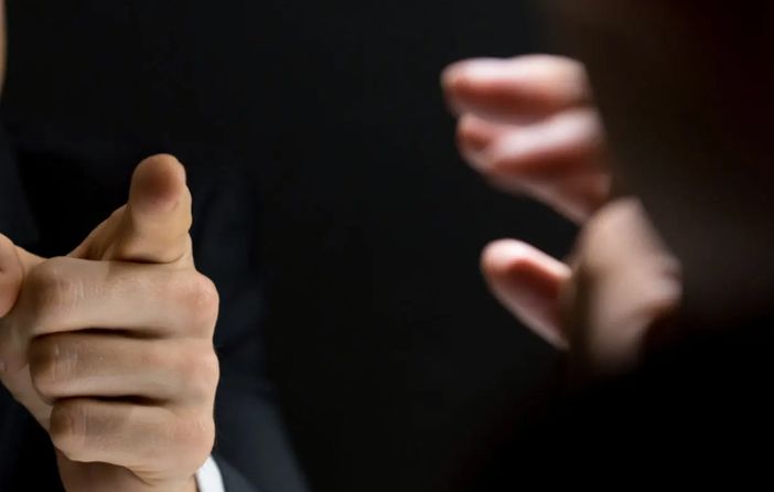 Netro: Lite tra vicini finisce col lancio di un vaso e lesioni per uno dei due Netro: Lite tra vicini finisce col lancio di un vaso e lesioni per uno dei due