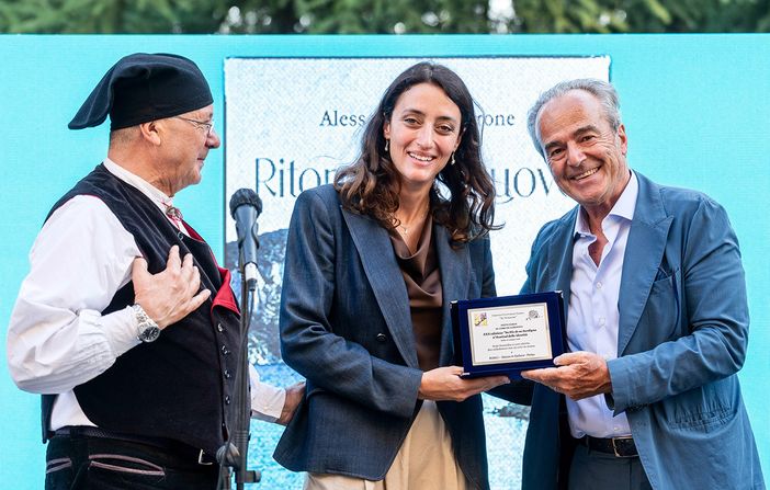 Nell’immagine, il vicesindaco Sara Gentile consegna una targa ricordo all’imprenditore Alberto Savio Nell’immagine, il vicesindaco Sara Gentile consegna una targa ricordo all’imprenditore Alberto Savio