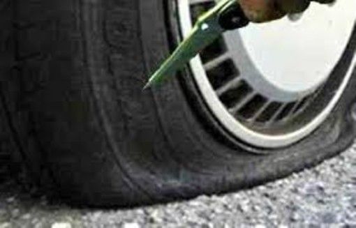 Biella: Vede auto danneggiata e chiama Carabinieri, ma blocca persona sbagliata Biella: Vede auto danneggiata e chiama Carabinieri, ma blocca persona sbagliata