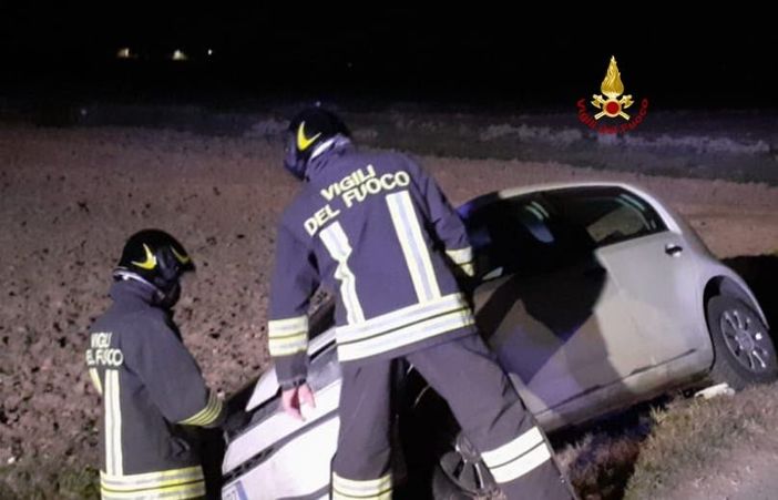 Fuori strada con l'auto a Tronzano: due persone in ospedale