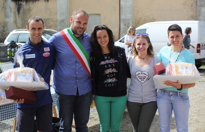 I vincitori con il sindaco di Muzzano e i rappresentanti della Pro Loco