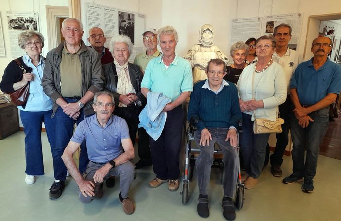 Pettinengo, visitatori di “Filo d’Argento davanti alla statua “La Madre dell’ucciso” di Francesco Ciusa.