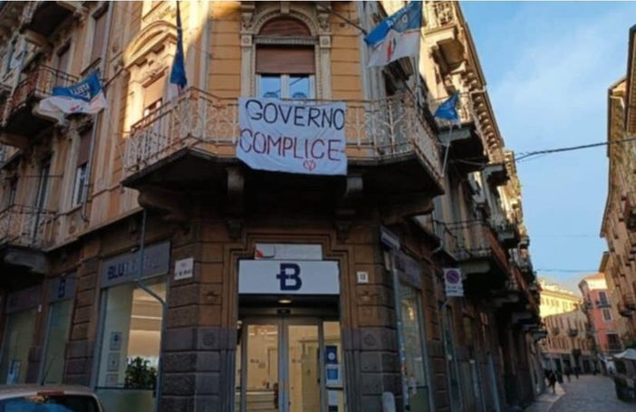 Striscione contro il governo davanti alle sedi di Fratelli d'Italia e Lega Striscione contro il governo davanti alle sedi di Fratelli d'Italia e Lega