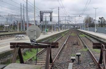 Firenze, muore investito da un treno: ritardi fino a due ore per l'Alta Velocità Firenze, muore investito da un treno: ritardi fino a due ore per l'Alta Velocità