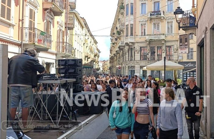 Biella, la scuola è finita: musica e corteo in via Italia per la Giornata dell’Arte (servizio di Mattia Baù per newsbiella.it) Biella, la scuola è finita: musica e corteo in via Italia per la Giornata dell’Arte (servizio di Mattia Baù per newsbiella.it)