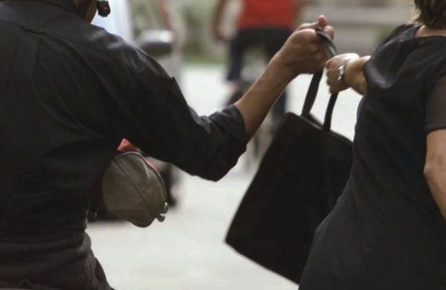 PASSANTI BLOCCANO UNO SCIPPATORE E LO CONSEGNANO AI CARABINIERI PASSANTI BLOCCANO UNO SCIPPATORE E LO CONSEGNANO AI CARABINIERI