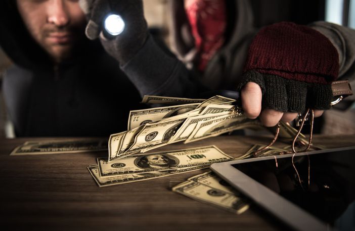 Ladri in azione a Dorzano: Nel mirino oro e quasi 3mila euro in contanti