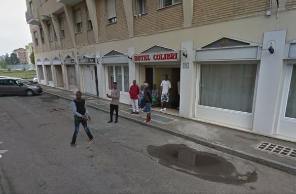 Migranti all'ex hotel Colibrì, una lettrice: "Si era detto che non era un posto adatto e li rimandano qui?"