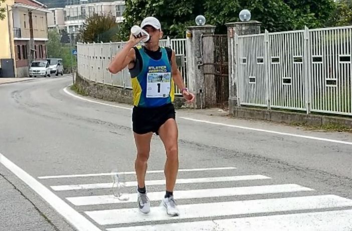 Running: Velatta primo alla 100 km delle Alpi con un tempo da record