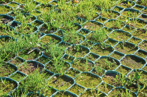 Grigliato salvaprato: come rendere carrabile un prato senza rovinarlo