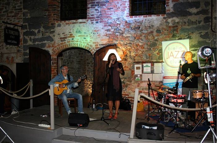 Un momento del concerto de Contigo en la Distancia (ph Paul Bigeight) al Ricetto di Candelo