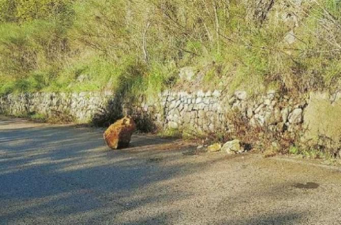 Campiglia: Grosso masso sulla carreggiata, segnalato alla Provincia per la messa in sicurezza - Foto repertorio