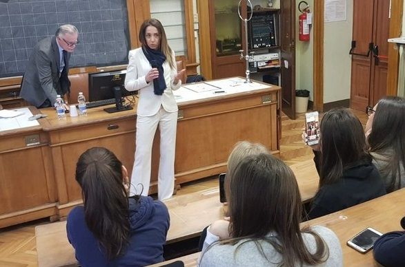 L'assessore regionale Elena Chiorino durante la visita all'Istituto Bona di Biella L'assessore regionale Elena Chiorino durante la visita all'Istituto Bona di Biella