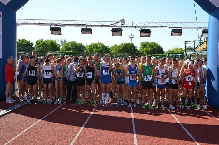 La partenza di Corri contro l'Emarginazione 2013 (Foto www.biellaedintorni.it)