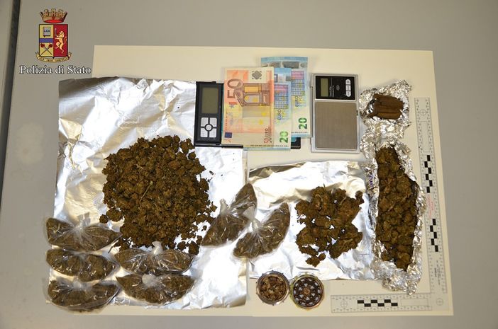 Hashish in tasca e 180 grammi di marijuana nel suo "domicilio" all'ex Macello di Biella, arrestato pakistano