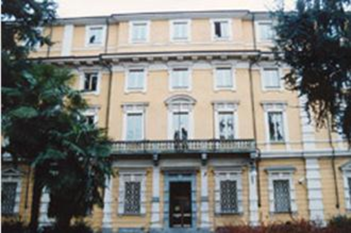 A giudizio per aver picchiato e minacciato la sorella