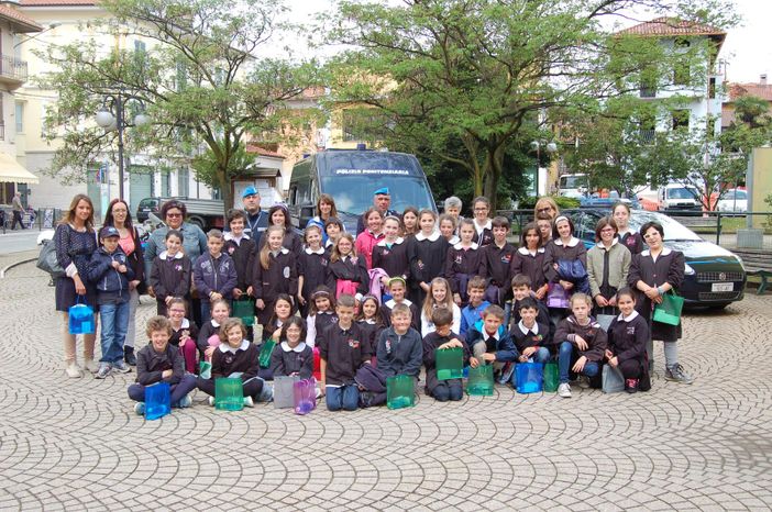 La Polizia penitenziaria fa visita alla scuola elementare di Pralungo