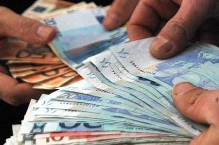 Cerca di farsi cambiare 50 euro falsi dalla parrucchiera Cerca di farsi cambiare 50 euro falsi dalla parrucchiera