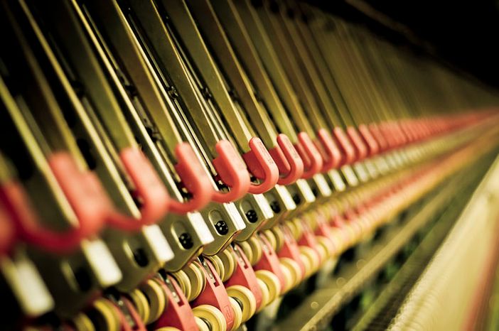 Un macchinario tessile in lavorazione Un macchinario tessile in lavorazione