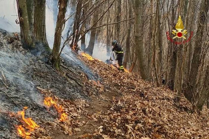Zumaglia, brucia sfalci nonostante il divieto: il fuoco si propaga - Foto di repertorio Zumaglia, brucia sfalci nonostante il divieto: il fuoco si propaga - Foto di repertorio
