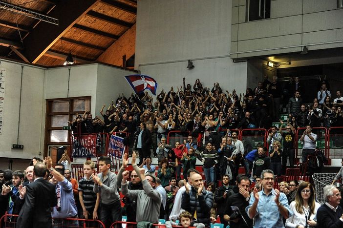 Basket - Grandi Voskuil e Hollis 54 punti in due