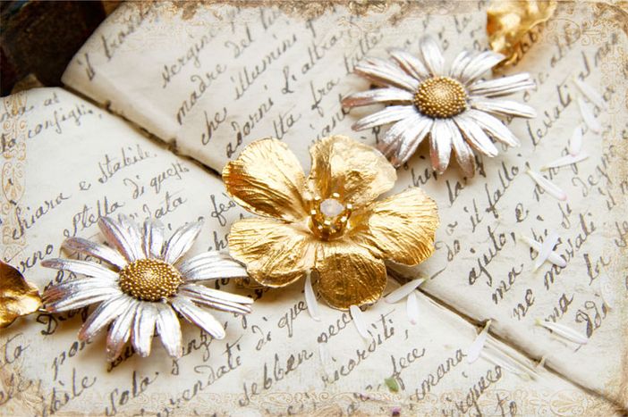 L’alchimista che trasforma i fiori in gioielli L’alchimista che trasforma i fiori in gioielli