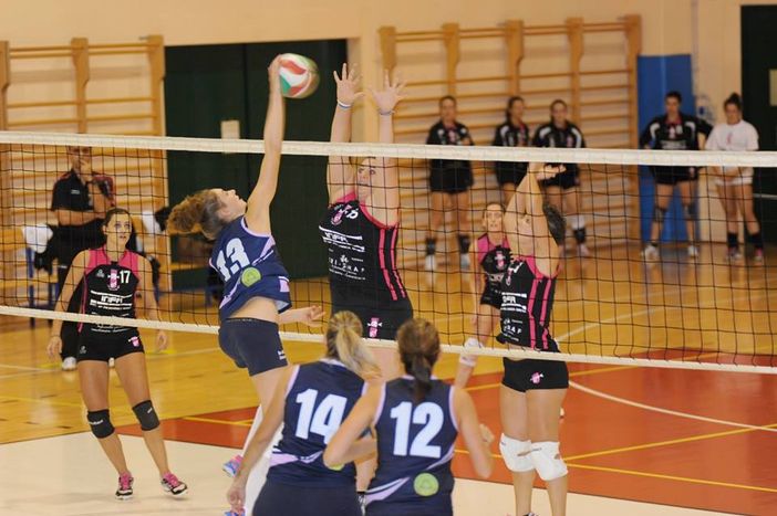 Un muro di Marta Casazza nella gara di andata con Crescentino (Foto Giacomo Bielli)