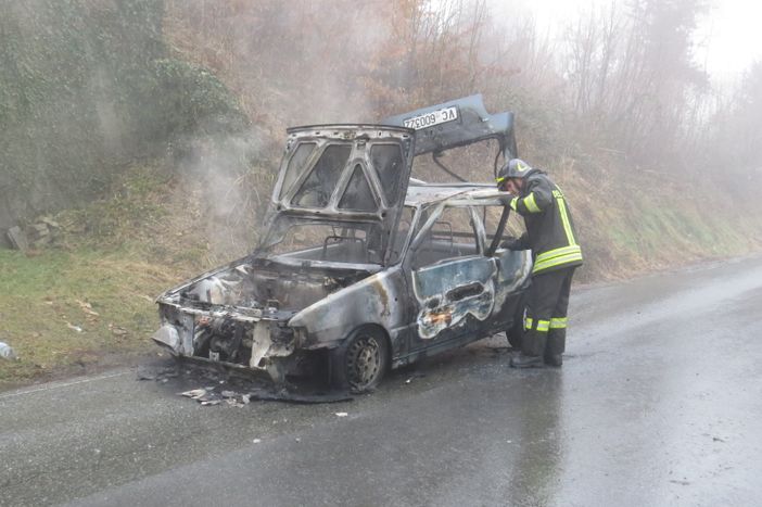 Auto in fiamme al Favaro