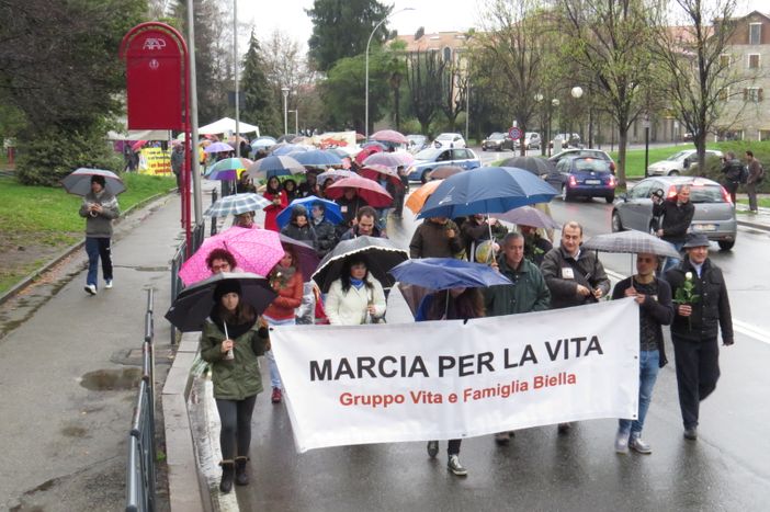 Sfila sotto la pioggia il Movimento per la Vita FOTOGALLERY
