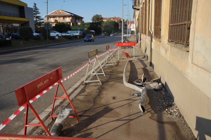 Con l’auto abbatte un palo della luce