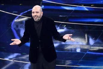 Dono di Natale da Checco Zalone, stasera videomessaggio su Mediaset a reti unificate