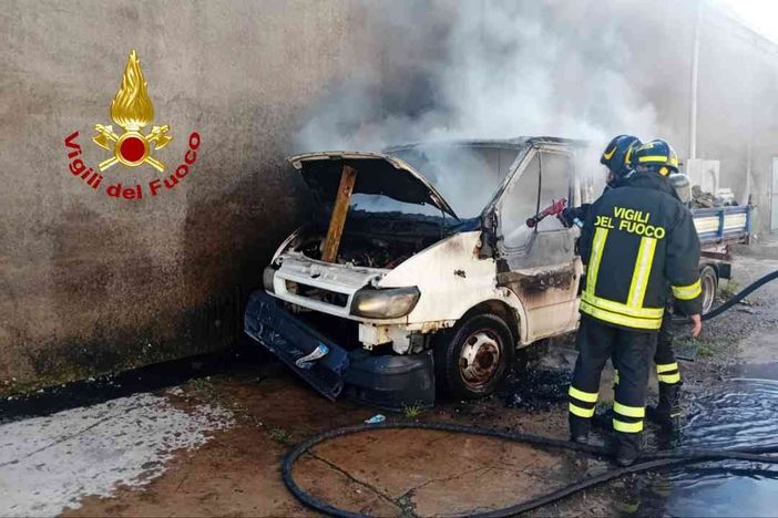 Un furgone va completamente a fuoco a Vercelli