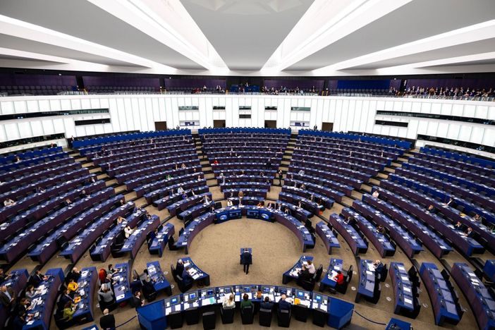 Minori e social media, Parlamento Ue chiede di fissare l’età minima a 16 anni