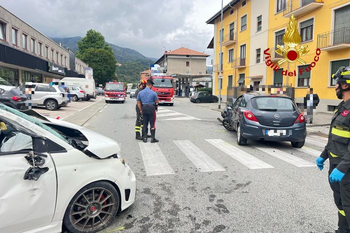 Borgosesia, due incidenti in viale Varallo: intervento dei Vigili del Fuoco e del 118 Borgosesia, due incidenti in viale Varallo: intervento dei Vigili del Fuoco e del 118