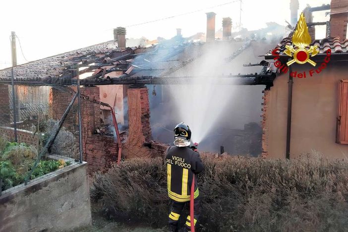 Crolli, case inagibili, disagi alla corrente e viabilità modificata: ultimi aggiornamenti dall'incendio di Ternengo - Foto e Video Benedetti per newsbiella.it