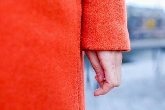 L'eccellenza dei tessuti: come riconoscere un cappotto di qualità che dura nel tempo