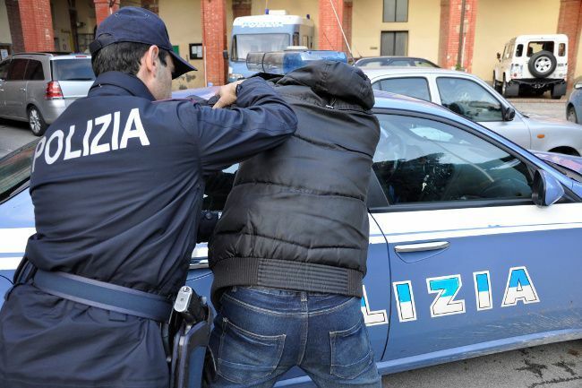 Sorpreso con hashish tenta la fuga e aggredisce gli agenti: arrestato uno spacciatore  - Foto di repertorio