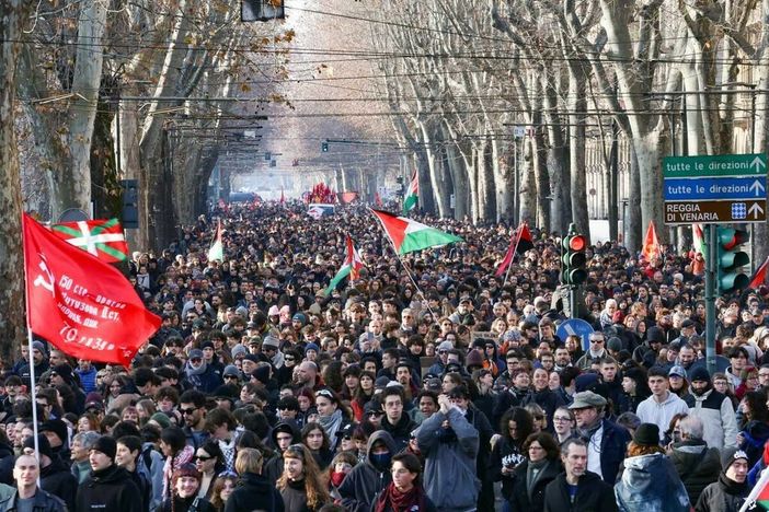 Corteo per Aska, Torino sotto assedio: camionetta in fiamme e agente picchiato