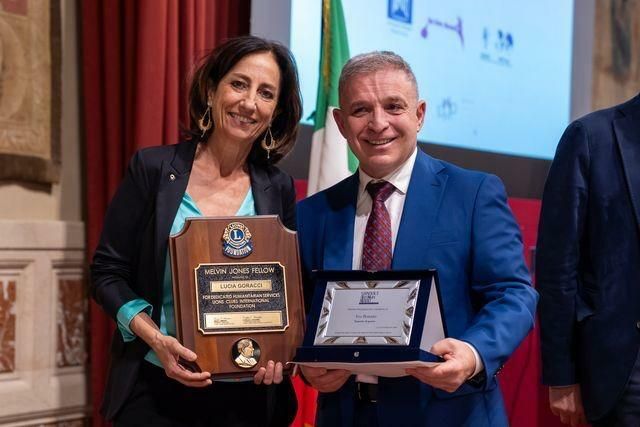 Ivo Bonato premiato a Montecitorio: il reporter biellese riceve lo Standout Award. Nella foto con la giornalista Lucia Goracci