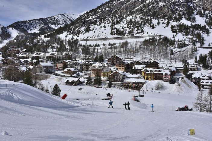 Claviere, dramma sulle piste: arresto cardiaco fatale ad uno sciatore inglese