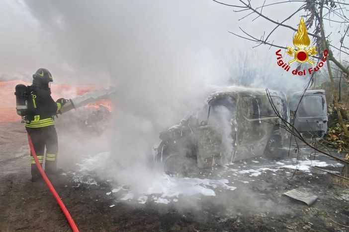 Dal Nord Ovest - Furgone avvolto dalla fiamme, incendio sulla SP31 bis