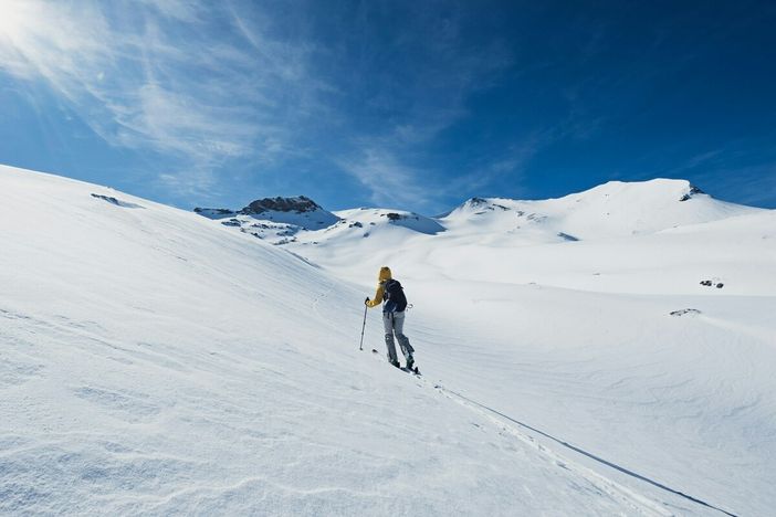 Scialpinismo e fuoripista in primavera: attenzione alla stabilità. I consigli delle Guide Alpine, courtesy Christian-Cueni-unsplash Scialpinismo e fuoripista in primavera: attenzione alla stabilità. I consigli delle Guide Alpine, courtesy Christian-Cueni-unsplash