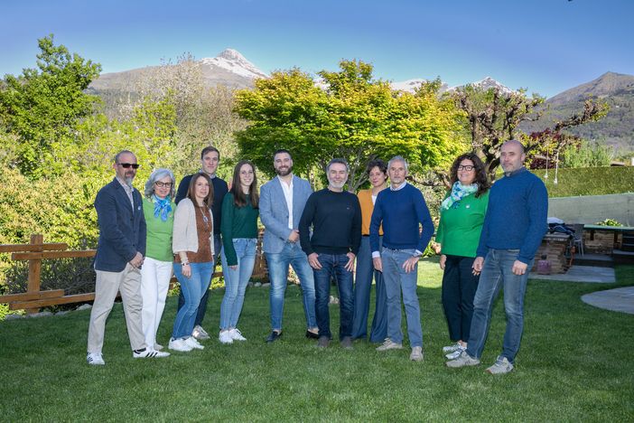 Matteo Arbore, sesto da sinistra, si candida sindaco a Pralungo - Foto “Insieme, per il bene comune”