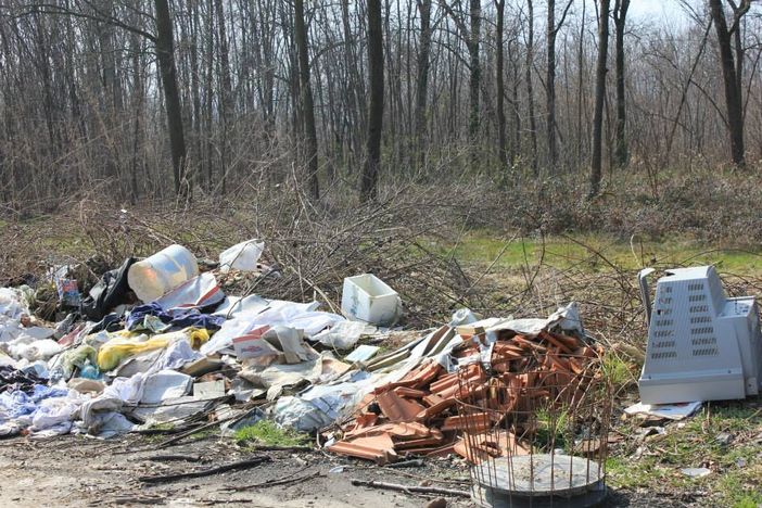 Biella: Rifiuti abbandonati, 25 sanzionati per comportamenti illeciti