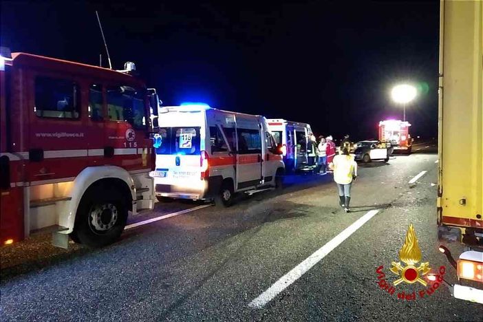 Incidente mortale sulla A26: coinvolta un'auto e un mezzo pesante, due i feriti.