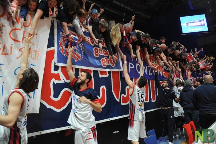 Poche ore per gara 3 tra Edilnol Biella e Udine. L'abbraccio dell'HypeForum ai rossoblù Poche ore per gara 3 tra Edilnol Biella e Udine. L'abbraccio dell'HypeForum ai rossoblù