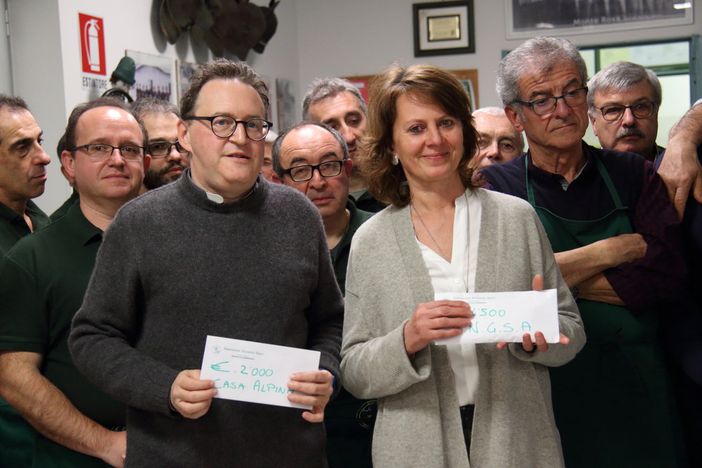 Gli alpini di Ponderano consegnano 2 donazioni durante la cena della Bagna Cauda