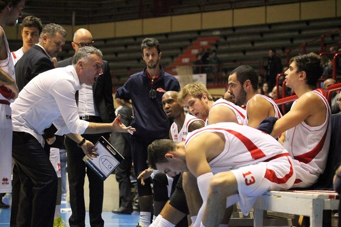 Il coach Galli con i suoi giocatori