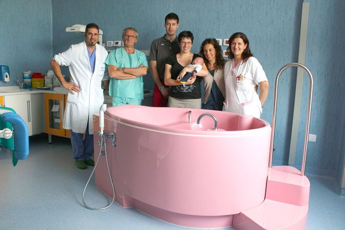 Lucia Boschetto e Roberto Regazzi con il piccolo Lorenzo e il personale del reparto di ostetricia e ginecologia Lucia Boschetto e Roberto Regazzi con il piccolo Lorenzo e il personale del reparto di ostetricia e ginecologia